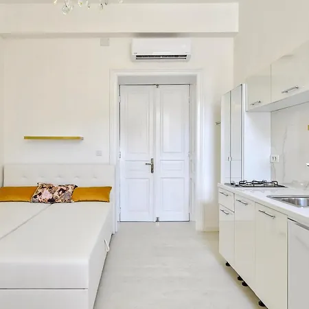 Collins Amethyst Center Appartement Pula