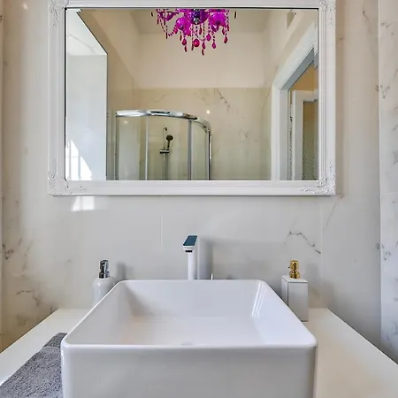 Collins Amethyst Center * Pula