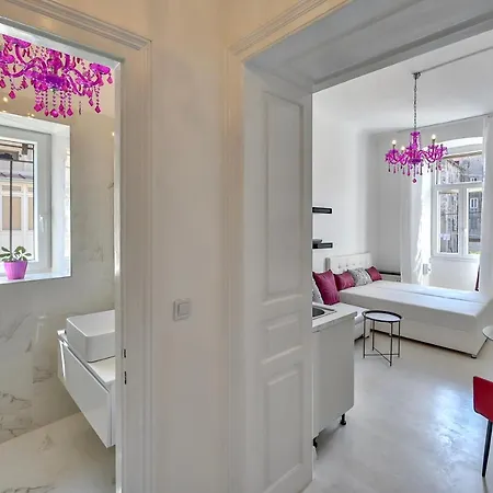 Collins Amethyst Center * Pula