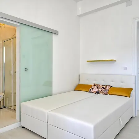 Collins Amethyst Center Pula