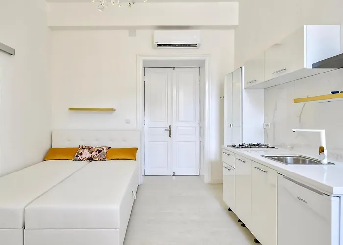 Collins Amethyst Center アパート プーラ