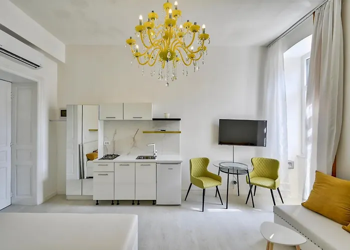 Collins Amethyst Center アパート