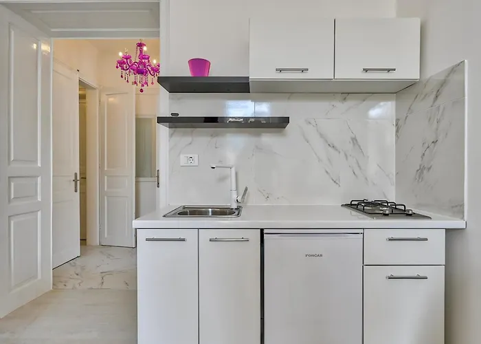 Collins Amethyst Center アパート