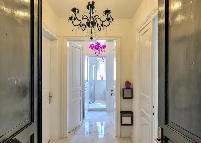 Collins Amethyst Center アパート *