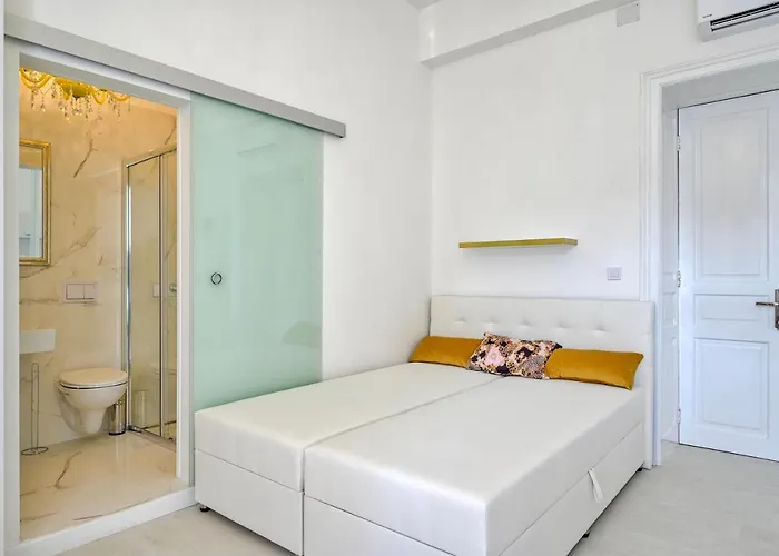 Collins Amethyst Center プーラ