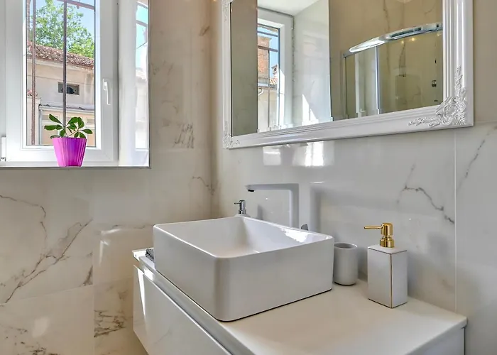 Collins Amethyst Center アパート プーラ