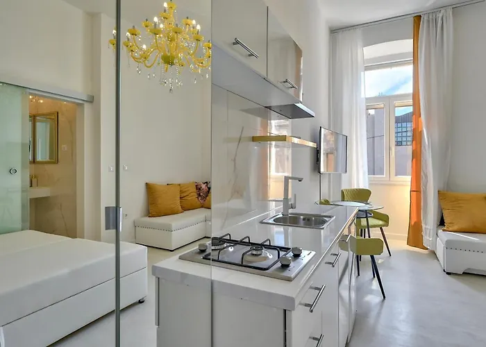 アパート Collins Amethyst Center プーラ