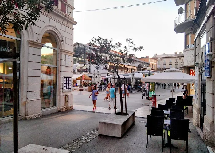 Collins Amethyst Center アパート プーラ