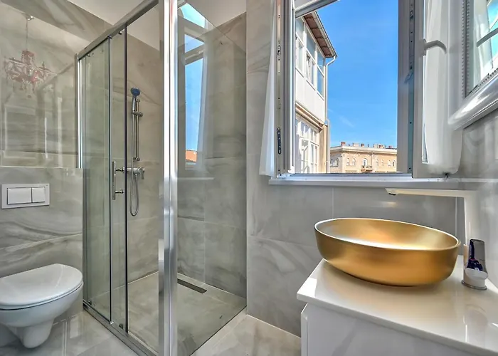 Collins Amethyst Center アパート