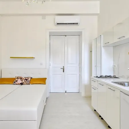 Collins Amethyst Center דירה פולה