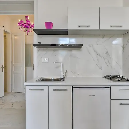 Collins Amethyst Center דירה