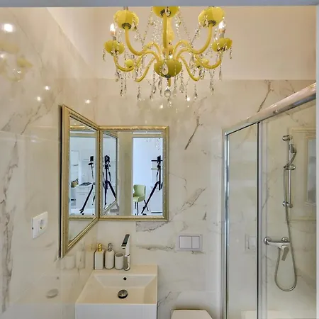 Collins Amethyst Center Pula