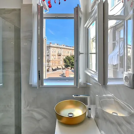 Collins Amethyst Center 公寓 *