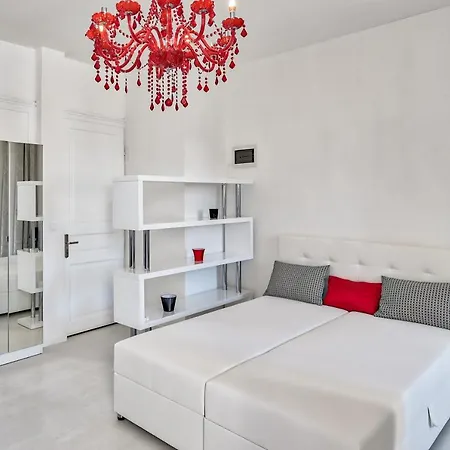 Collins Amethyst Center * Pula