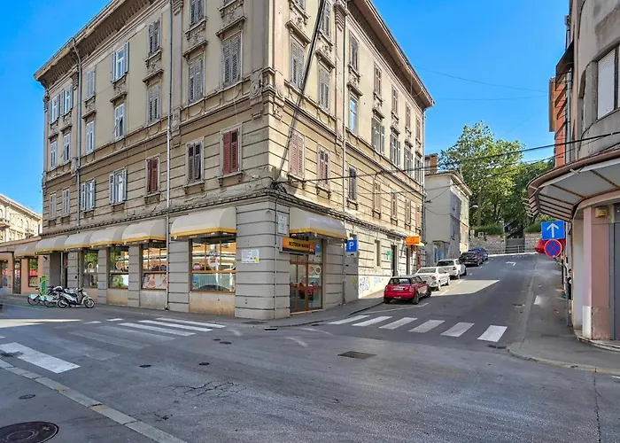 Апартаменты Collins Amethyst Center