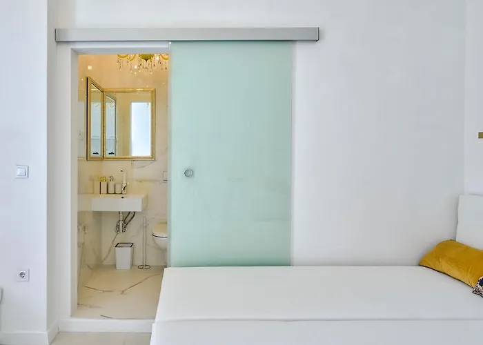 Апартаменты Collins Amethyst Center Пула