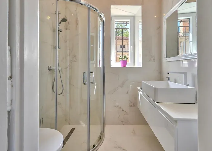 Апартаменты Collins Amethyst Center *