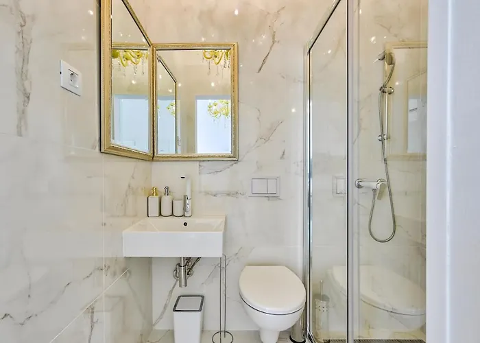 Collins Amethyst Center Апартаменты Пула