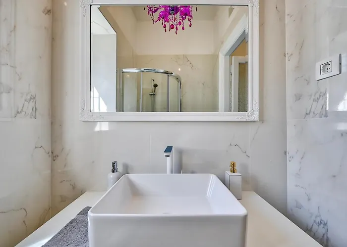 Collins Amethyst Center * Пула