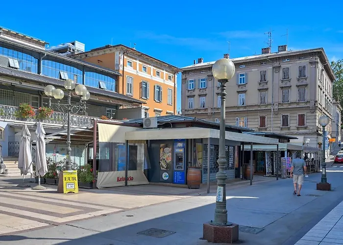 Collins Amethyst Center Пула