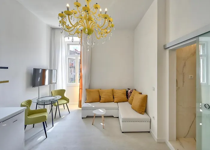 Апартаменты Collins Amethyst Center *