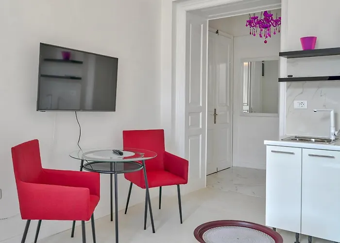 Апартаменты Collins Amethyst Center Пула