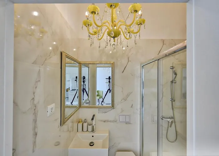 Collins Amethyst Center Пула